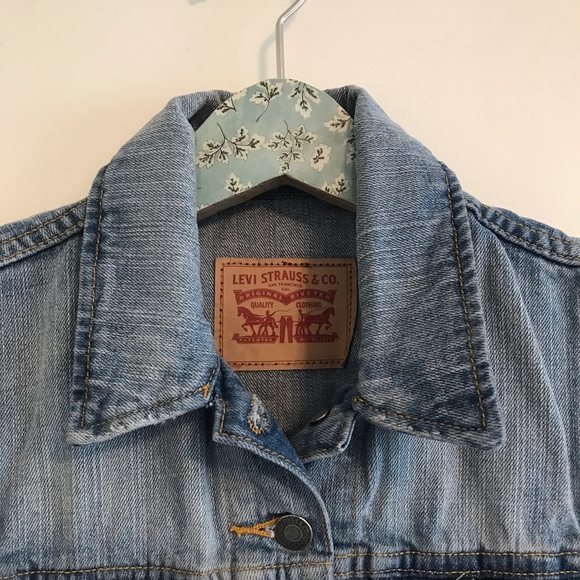 Levi’s Light Wash Denim Vest - Picture 3 of 6